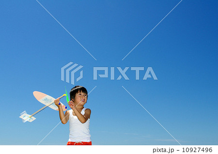 模型飛行機を飛ばそうとしている子供 模型飛行機を飛ばそうとしている子供 10927496