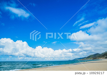 大空と海と入道雲 10929217