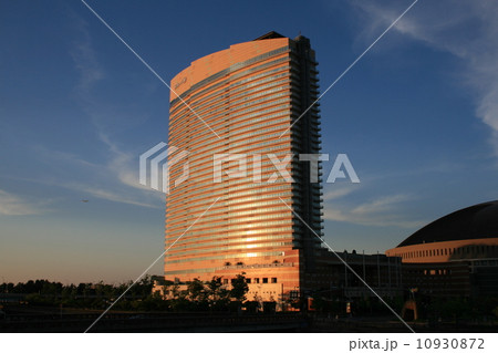 夕日に映えるヒルトンホテル福岡シーホーク 10930872