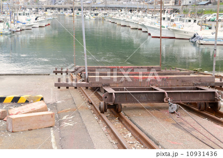 漁船の青空ドック 10931436