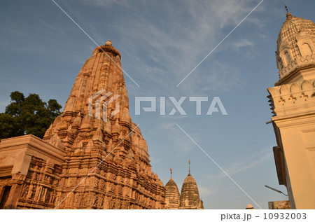 シカラがそびえるパールシュヴァナータ寺院とシャーンティナータ寺院 10932003