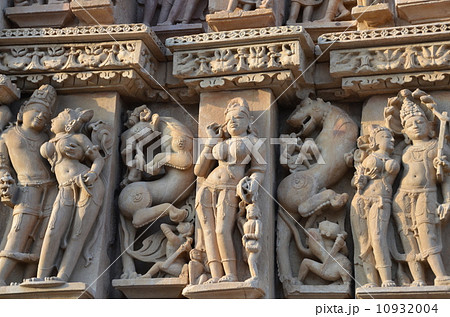 カジュラーホー東群のパールシュヴァナータ寺院の神々と天女の像 カジュラーホー東群のパールシュヴァナータ寺院の神々と天女の像 10932004