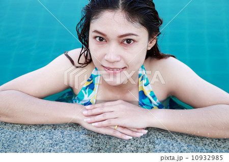 Closeup of beautiful woman resting on the edge of swimming pool 10932985