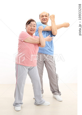 ストレッチするシニア夫婦 10933208