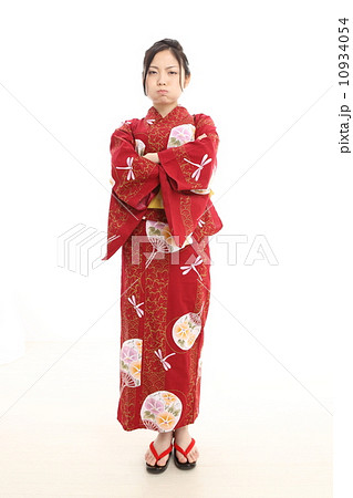 浴衣を着た、怒る女性 10934054