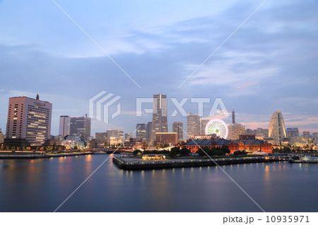 View of marina bay at night in Yokohama City 10935971