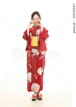 悲しむ浴衣の女性 10936987