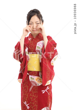 悲しむ浴衣の女性 10936988