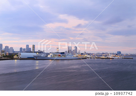 View of marina bay at night in Yokohama City 10937742