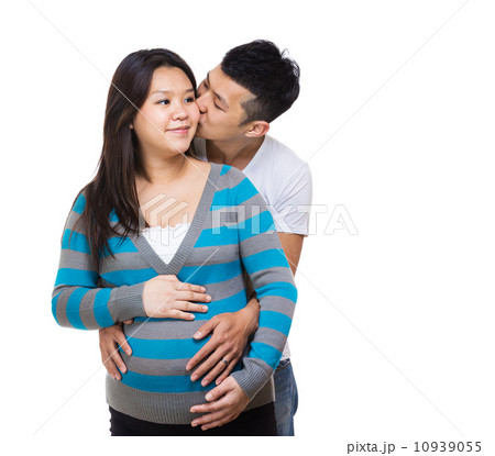 Asia pregnant couple kiss Asia pregnant couple kiss 10939055