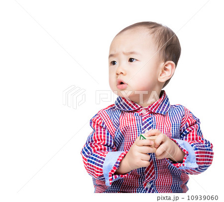 Asia little boy play with toy block 10939060