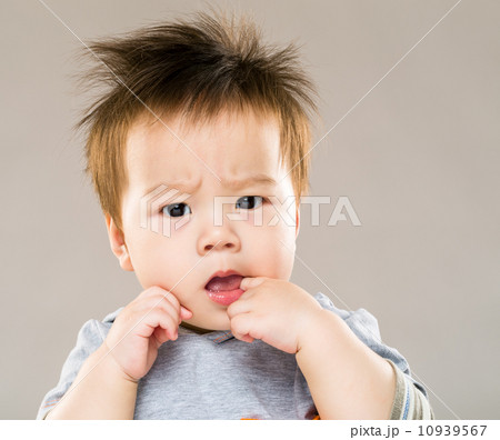 Baby sucking thumb 10939567