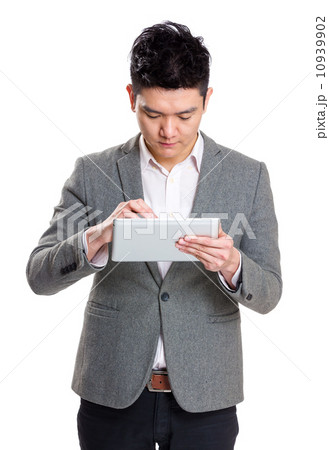 Businessman using tablet 10939902