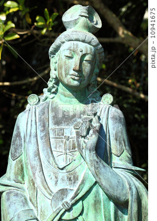 Guanyin statue 10941675