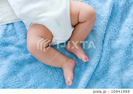 Little leg newborn baby 10941998
