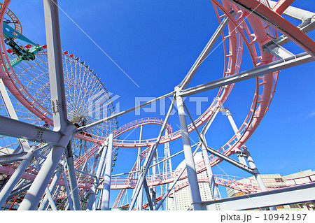 Amusement park with clear blue sky 10942197