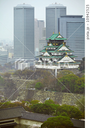 Osaka city with historical castle Osaka city with historical castle 10942525