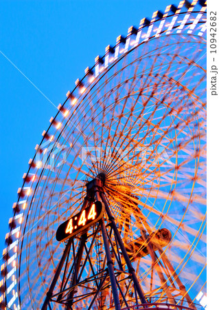 Ferris wheel at night 10942682