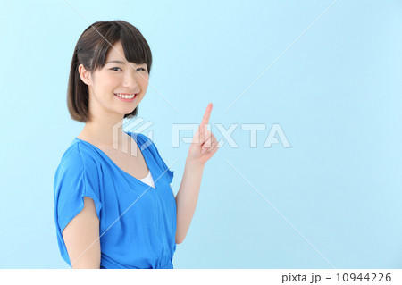 おすすめ・若い女性・ブルーバック 10944226