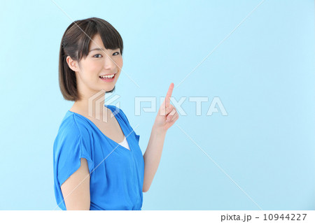 おすすめ・若い女性・ブルーバック 10944227