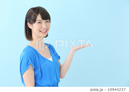 おすすめ・若い女性・ブルーバック おすすめ・若い女性・ブルーバック 10944237