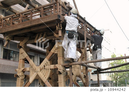 京都祇園祭　鉾建て 10944242