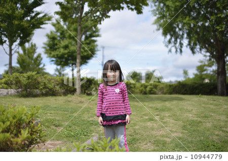 公園に立つ女の子 公園に立つ女の子 10944779