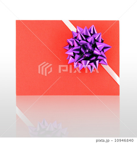 gift card with violet ribbin bow 10946840