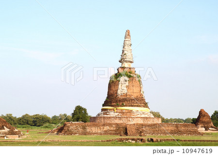 ancient pagoda in ruined old temple at Ayutthaya historical park 10947619