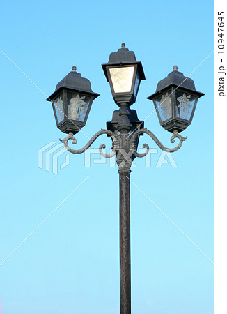 old street light against blue skyの写真素材 [10947645] - PIXTA