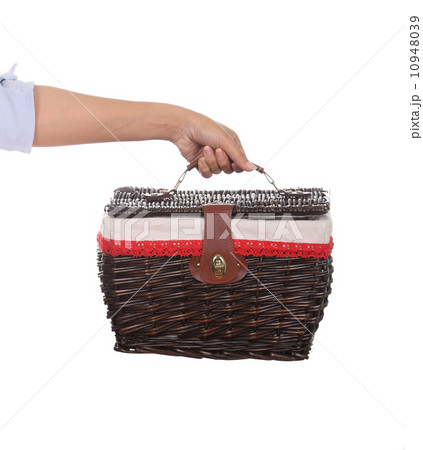 hand with weave wicker basket bag 10948039