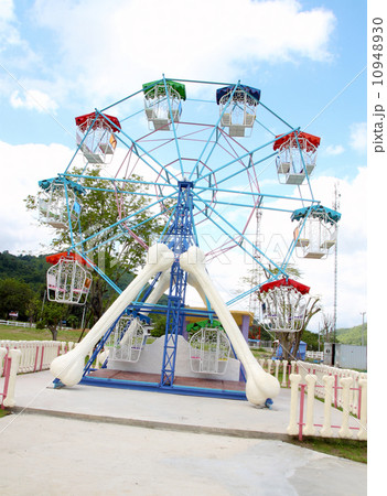 a colourful ferris wheel 10948930