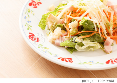 vegetable salad with croutons 10949988