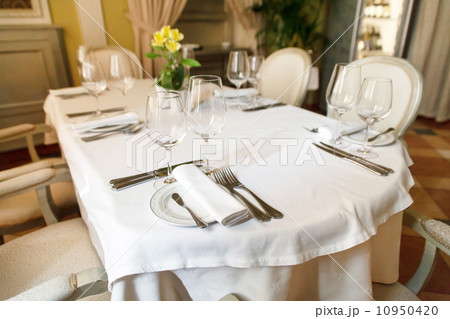 restaurant interior 10950420