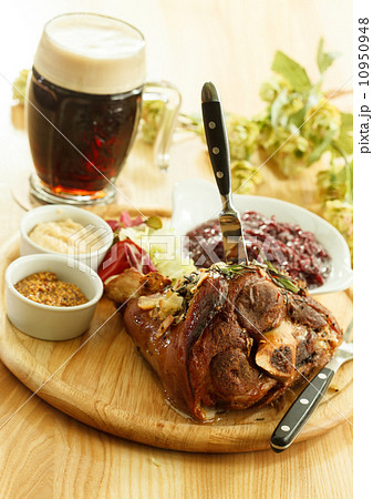 eisbein with braised cabbage, mashed potato, and beer eisbein with braised cabbage, mashed potato, and beer 10950948