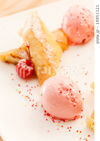 pancakes with ice cream 10951121