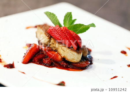 foie gras with strawberry 10951242