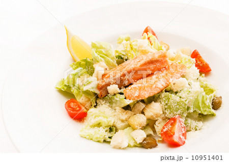 caesar salad with salmon 10951401