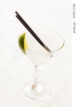 cocktail with lime 10951766