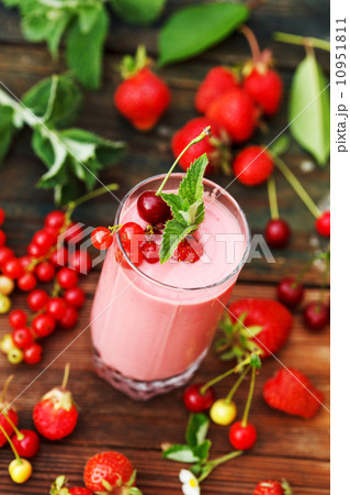 Berry smoothie Berry smoothie 10951811