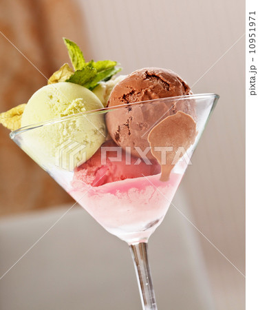 scoops of ice cream 10951971