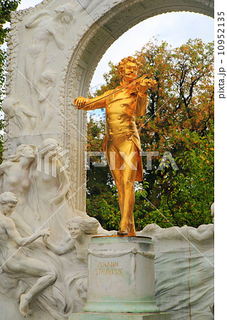 オーストリア・ウィーン ヨハン・シュトラウス二世像の写真素材