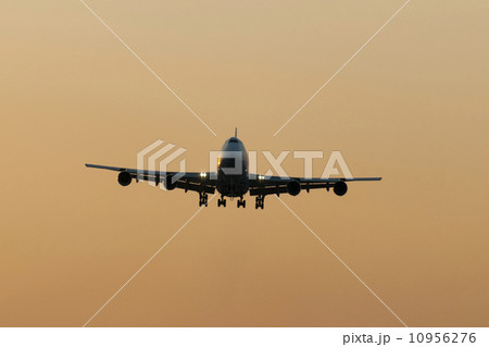 早朝の伊丹空港へ降り立つジャンボジェット 10956276