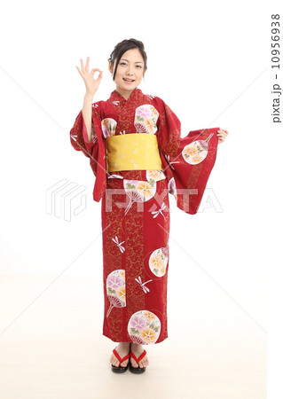 OKサインをする浴衣の女性 10956938
