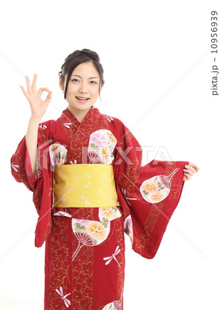 OKサインをする浴衣の女性 OKサインをする浴衣の女性 10956939