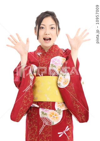 ビックリする浴衣の女性 ビックリする浴衣の女性 10957009