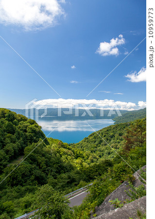 国道１０２号からの十和田湖の眺め 10959773