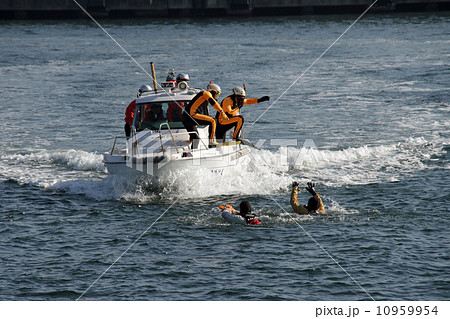 溺れた人を救助する潜水士 溺れた人を救助する潜水士 10959954