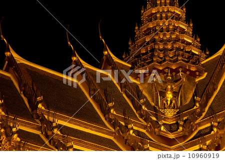 Wat Phra Kaeo in the evening. Wat Phra Kaeo in the evening. 10960919