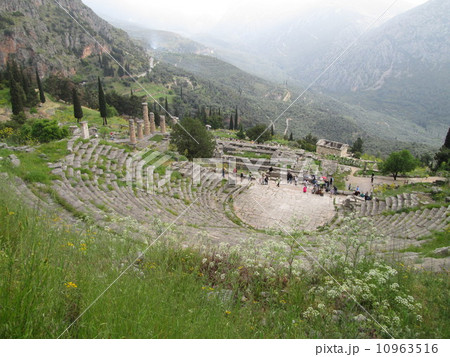 ギリシャのデルフィの古代劇場 10963516